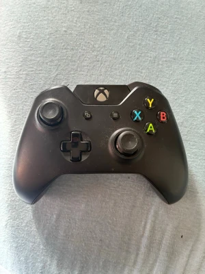 Xbox one kontroll - En xbox one kontroll i ganska dåligt skick. Den är köpt ett tag sen och den går att rädda om man har materialen. Kolla bilderna, där på sista så funkar inte den stora knappen LT och den andra LB knappen finns inte där