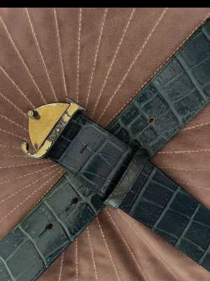 Belt. - Vintage. Genuine leather. Swag. The subtile signs of wear enhance its unique character and tells the story of a well preserved luxury accessory, adding depth and charm. Total length: 97 cm.
