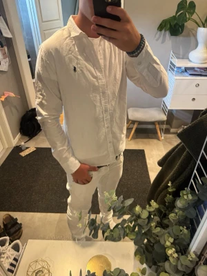 Vit ralph lauren skjorta  - Snygg vit ralph lauren skjorta, Storlek M Lite liten på mig runt 188cm och 75 kg