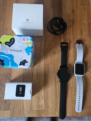 2 st smartklocka nytt (oanvänt)  - Helt nytt oanvänt.  En klockan med Touch skärm. 1000-3500 En klockan utan Touch skärm ny pris 950-200 Laddare följer med båda klockan. Helt nytt oanvänt.  En klockan med Touch skärm. 1000-3500 En klockan utan Touch skärm ny pris 950-200 Laddare följer med båda klockan. Passar till alla.  Kan ändra