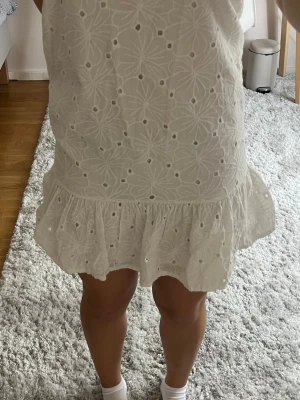 Vit  klänning - Vit klänning från kidsbrandstore som är i bra skick!💕💕