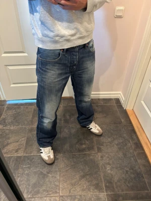 Diesel larke jeans - Blåa diesel larke jeans med snygg slitning, storlek 32/30. Hör av er vid mer frågor eller bilder pris kan diskuteras.