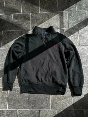 Ralph Lauren Halvzip - Tja! Säljer nu min Ralph Lauren halvzip som är i storleken S! Skicket är mycket bra och har inga tecken på användning. Nypriset ligger på över 2500kr och plagget är köpt på Boost så kvitto finns!! Vid frågor eller funderingar är det bara att höra av sig!