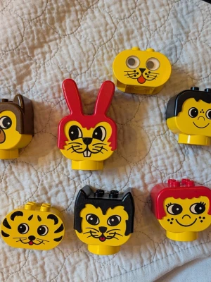7 Lego duplo huvud, vintage - Den på den ensamma bilden låter när man skakar den Slitage finns i form av repor men inget som påverkar byggandet. Retro legon