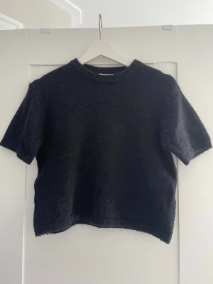 Svart stickad tröja från ginatricot - En snygg svart stickad tröja från Gina tricot. Både snygg och bekväm. Passar perfekt nu inför hösten/vintern. 