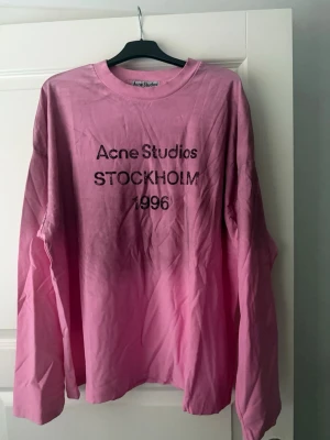 Acne studio sleeve Rosa stl M - Säljer en rosa acne studio sleeve i storlek m, använd ett par gånger men är fortfarande i väldigt bra skick