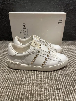Valentino skor - Hej, säljer nu dessa svin snygga valentino skor. Skorna är i grymt skick!  Begränsat antal boxar och dustbag. Hör av dig vid frågor.