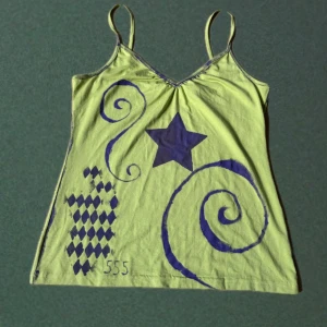 Funky Fig – handmålat limegrönt linne  - Superunikt handmålat linne/camisole i limegrönt med handmålade lila detaljer – stjärna, spiraler och grafiskt mönster. ⭐️🌀  ♻️ Funky Fig – handgjort, återbrukat & unikt.  🤎 BUDAS UT PÅ LIVE! 🤎 Denna kommer att budas ut på min Plick Live 25 augusti kl. 19:00 🛍️