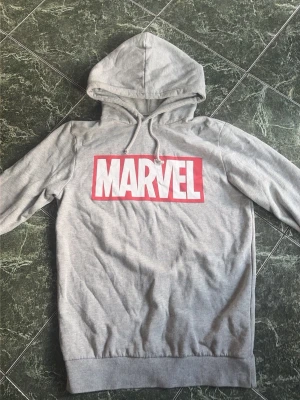 Pull&Bear hoodie - En hoodie från Pull&Bear, men trycket Marvel i mitten. Färgen är röd och grå. Storleken är M. Skicket är bra. Hör av dig vid fler frågor eller bilder.