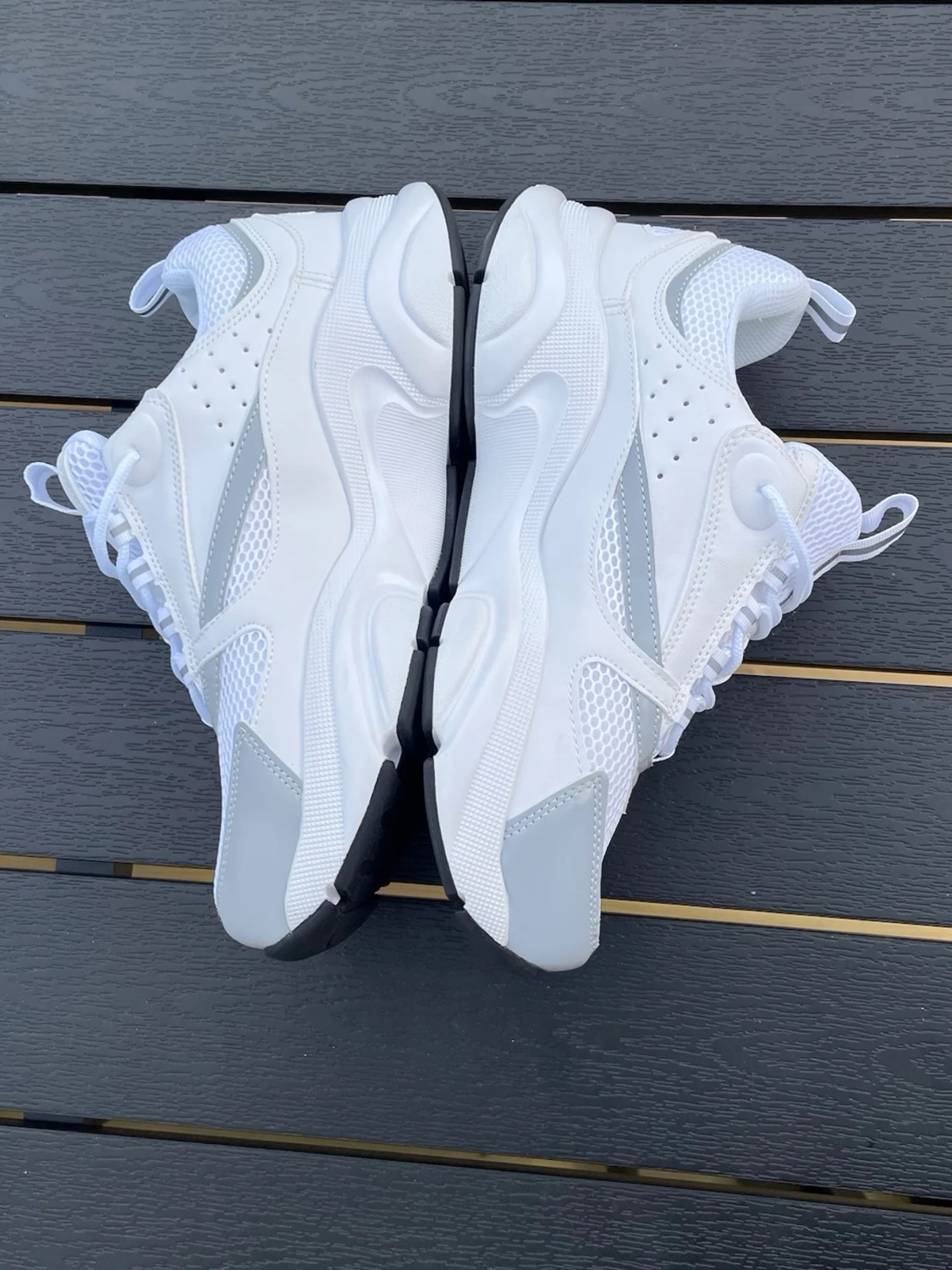 B22 Vita och grå sneakers med meshdetaljer - 1