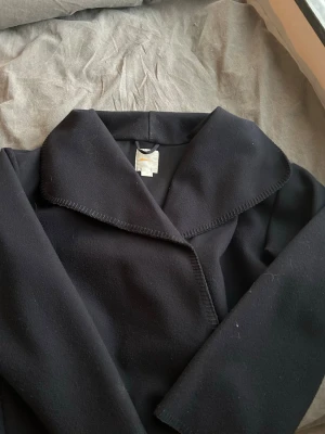 Mörkblå kappa - Gina tricot - Jätte fin o söt kappa från gina som kan användas till hösten! Står storlek 170 men sitter som en XS💕