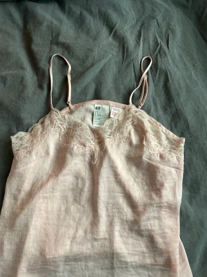Linne - H&M - Ljusrosa linne från h&m, inte använd så mycke o kan användas som vanligt linne eller nattlinne🫶🏻