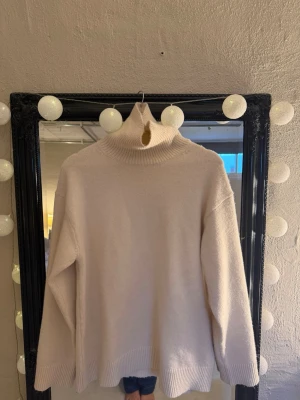 Vit polotröja - Vit polotröja från hm, sparsamt använd så är i bra skick. Minns inte riktigt vad jag köpte för tyvärr. Är i storlek S men jag brukar vanligtvis ha M och sitter bra på mig💛skriv om du funderar på något!