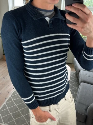 Randig Stickad Unik Tröja - Super snygg och perfekt tröja! Mått: A:48 B:41 C:41 D:63 (cm) Skriv vid fundering 😇🙌