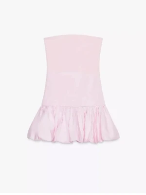 Ljusrosa axelbandslös kort klänning - Söt ljusrosa axelbandslös kort klänning från ZARA med volang nedtill. Klänningen har en figurnära passform upptill och en luftig kjol som ger en lekfull känsla. Perfekt för varma dagar eller speciella tillfällen. Storlek S