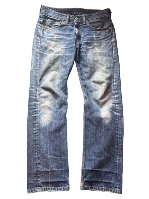 Levi’s 505 Jeans (Bootcut/Straight) - Jeansen är i gott skick men med tecken på användning vilket endast adderar till charmen. Jeansen har en fin blå patina med tydlig whiskering och honeycombing. Pris kan diskuteras vid snabb affär.