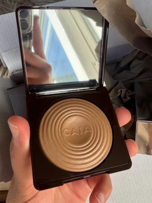 CAIA Bronzer La Digue - Säljer CAIA glow bronzer , HELT NY EJ ANVÄND, beställde tyvärr fel färg. Ni ser priset på hemsidan mitt pris 300