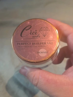 Cici Nails Perfect Builder Gel Brownish - Oöppnad Byggel från Cici Nails i färgen Brownish. Perfekt för att skapa starka och snygga naglar med en naturlig brun ton.  Passar både UV och LED-lampa.
