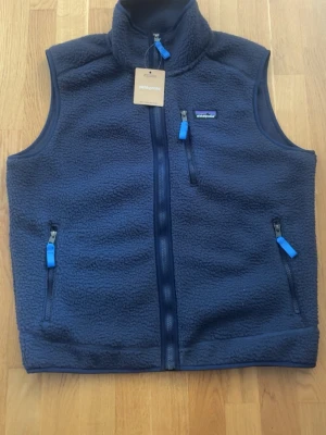 Patagonia väst  - Patagonia väst aldrig använd, riktig skön och snygg, pris kan diskuteras.