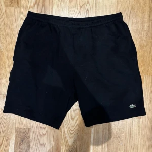 Lacoste shorts - Hej, säljer ett par lacoste shorts i storlek L men passar även M. I svart. Skick 9/10 nästan som ny men tvättad nån gång. Pris kan diskuteras vid snabbt köp. Skriv för mer info och bilder! 