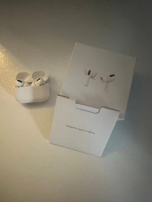 AirPods Pro (1:a generationen) - Säljer ett par AirPods Pro (1:a generationen). Helt nya och aldrig använda. Kan skickas eller hämtas. Fler bilder skickas gärna vid intresse, bara att höra av sig om du undrar något.