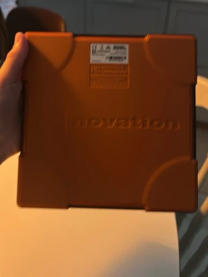 Novation Launchpad Mini (Mk2) – Mycket fint skick - Säljer min Novation Launchpad Mini (generation 2) eftersom den tyvärr bara har blivit liggande. Den är i väldigt fint skick och knappt använd. Perfekt MIDI-kontroller för att göra musik, skapa beats eller styra program som Ableton Live och FL Studio. Det är en smidig och kompakt modell som är lätt att ta med (ingår ej kabel)