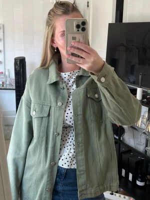 Grön jeansjacka - Säljer denna snygga gröna jeans jacka. knappt använd. Stor i storleken. tyvärr är knapparna väldigt plastiga och låter lite skramligt💚