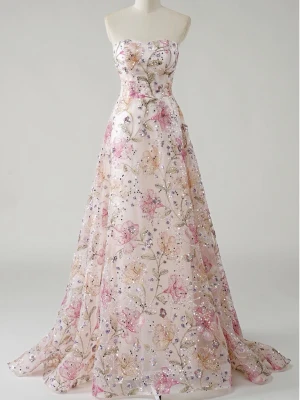 Lång blommig axelbandslös balklänning - Drömmig axelbandslös långklänning med blommigt mönster i rosa, lila och beige toner. Helt oanvänd kvar i förpackningen med lapp. Nypris 1928kr. Pris kan diskuteras 