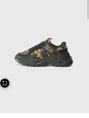 Versace skor - Svart/guldiga Versace skor. Köptes på zalando 9 månader sen. 2795kr nypris. Storlek 45. Knappt använda. Riktigt flashiga fina skor, perfekt om du vill synas . Kvitto finns såklart!