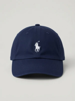 Mörkblå keps från Polo Ralph Lauren - Snygg mörkblå keps från Polo Ralph Lauren med klassisk broderad logga framtill. Justerbar baktill för perfekt passform och tillverkad i bomull. Perfekt accessoar för en sportig och stilren look.
