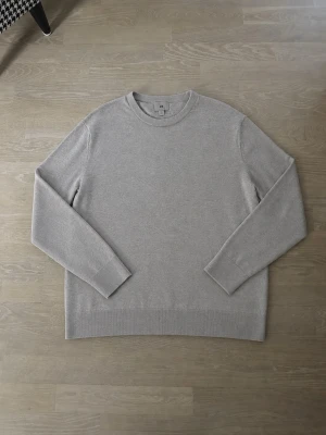 Stickad Kashmir tröja  - En stilren beige stickad tröja i kashmir från H&M. Perfekt för lager-på-lager och passar till det mesta i garderoben. Skriv gärna om ni har några frågor😊