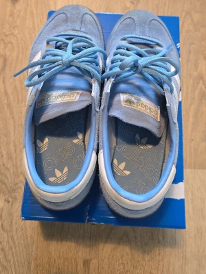 Adidas Spezial ljusblå skor - Säljer ett par Adidas Spezial sneakers i ljusblå mocka med vita detaljer
