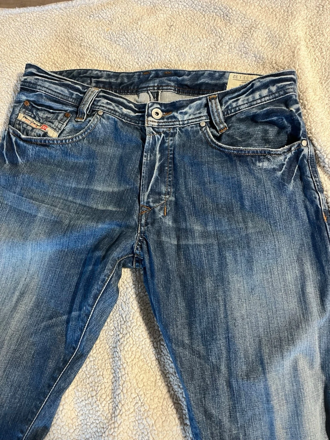 Blå raka jeans med slitningar - 6