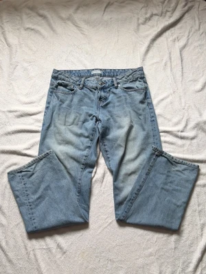 Low waist loose jeans - Gina Tricot - Sköna loose ljusblå jeans som är äkta low waist! Skulle rekommendera ti nån med stl 36 då de både har krympt i tvätt och kan sitta tight om du har större lår:) Jag är 160 och brukar råka trampa sönder mina jeans men ej dessa så passar perfekt om du har samma problem.