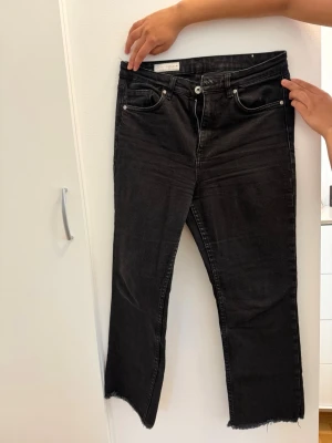 Mango Cropped Jeans - Svarta Cropped Jeans från Mango. Jätte fin modell och sitter som en smäck. Passar alla tillfällen