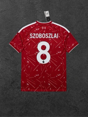 Liverpool matchtröja Szoboszlai #8 26/27 - Snygg röd Liverpool matchtröja från Adidas med Szoboszlai och nummer 8 på ryggen. Tröjan har vita detaljer, klubbmärke och sponsortryck framtill samt ett modernt mönster. Perfekt för dig som älskar fotboll och vill stötta ditt lag.