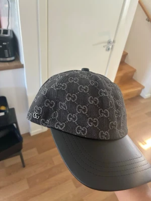 Hm keps  - Svart Gg keps med fina mönster, kan gå ner i pris vid snabb affär 
