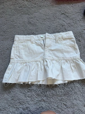 jeans kjol - säljer denna helt oanvända kjolen ifrån gina, köpt för typ en månad sen men inte använt den❣️❣️