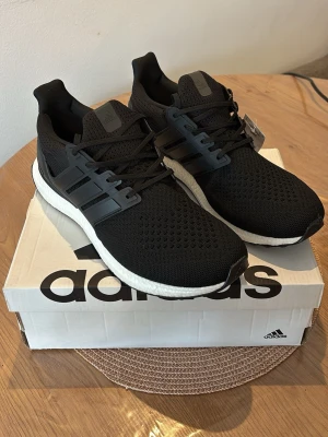 Adidas Ultraboost 1.0 - Adidas Ultraboost 1.0, Skick: 10/10 – helt oanvända, kommer med originalbox. Vid frågor eller intresse, skicka gärna ett DM.
