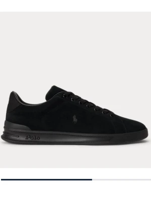Svarta Heritage Court II mockasneakers från Polo Ralph Lauren - Stilrena svarta sneakers i mocka från Polo Ralph Lauren. Klassisk låg modell med svart snörning och diskret logga på sidan. Snygg och enkel design som passar till det mesta. Yttersulan är också svart och skon har en mjuk insida för extra komfort.