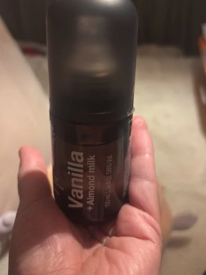 Sephora Vanilla + Almond milk mist - En parfymmist från Sephora med doft av vanilj och mandelmjölk. Flaskan är svart med vit text och har en rundad form samt matt plastlock. Passar både kropp och hår. Volymen är 100 ml.