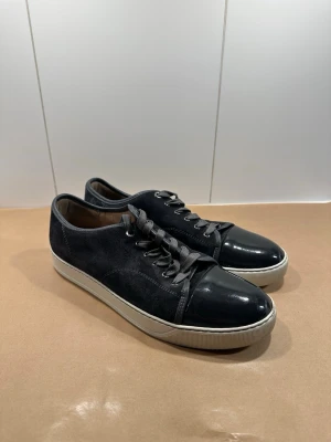 Lanvin skor - Sjukt snygga lanvin skor till salu är, perfekta för sommaren! Skorna är storlek 10 vilket tyder på storlek 44! Grymt skick, ser exakt ut som bilderna så avgör själv! Färgen är elephant grey och Inget medföljer! Skriv gärna vid fler frågor🙏