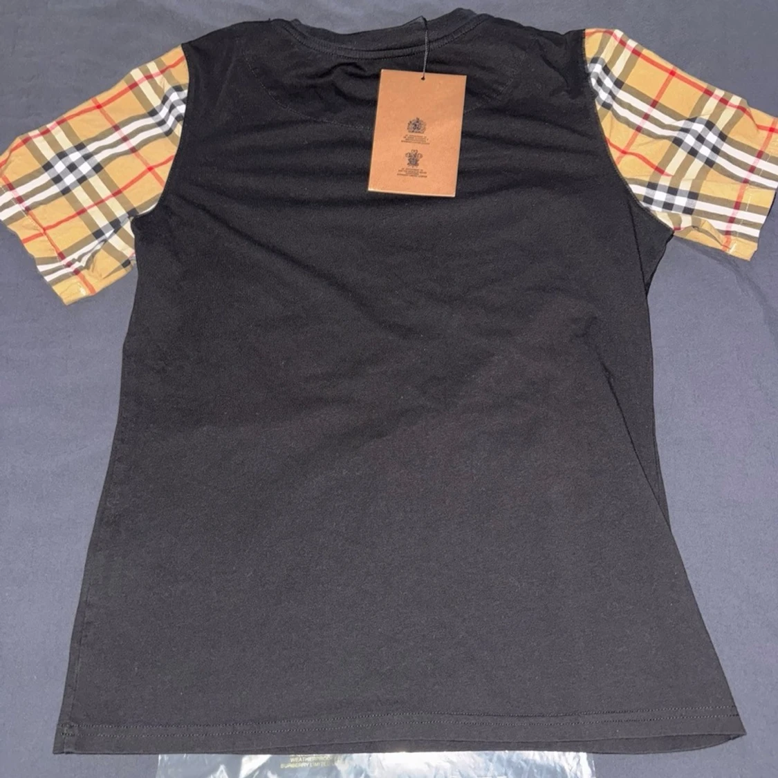 Svart t-shirt med rutiga ärmar - 1