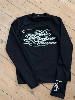 Forget raven long sleeve  - Säljer en fet tröja ifrån märket Forget raven. Skickar och svarar fort.