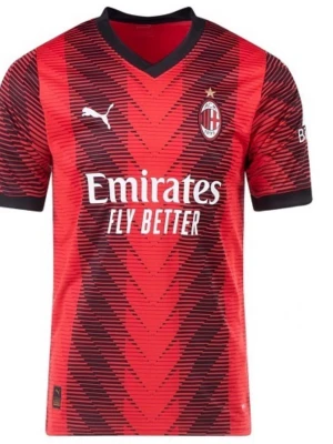 Röd AC Milan matchtröja Puma - Snygg röd AC Milan matchtröja från Puma med svart mönster och klubbmärke på bröstet. Tröjan har V-ringning, korta ärmar och svarta detaljer vid ärmslut och krage. Tillverkad i lätt och ventilerande material, perfekt för fotboll eller träning.