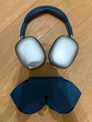 AirPods Max 1 - Säljer nu mina AirPods Max 1 generation i färgen blå. De har tyvärr inte kommit till så mycket användning, därför säljer jag de. Använda ett fåtal gånger och är därför i väldigt bra skick. Inga repor eller liknande. Självklart äkta, allt original finns. Pris kan diskuteras