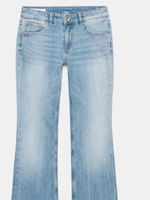 Ljusblå bootcut jeans Zara  - Säljer ett par ljusblå bootcut jeans med klassisk femficksdesign och knappgylf. Jeansen har lätt slitna detaljer och vida ben från knät och ner. Tillverkade i mjuk denim med snygg tvätt och sömmar i kontrastfärg.