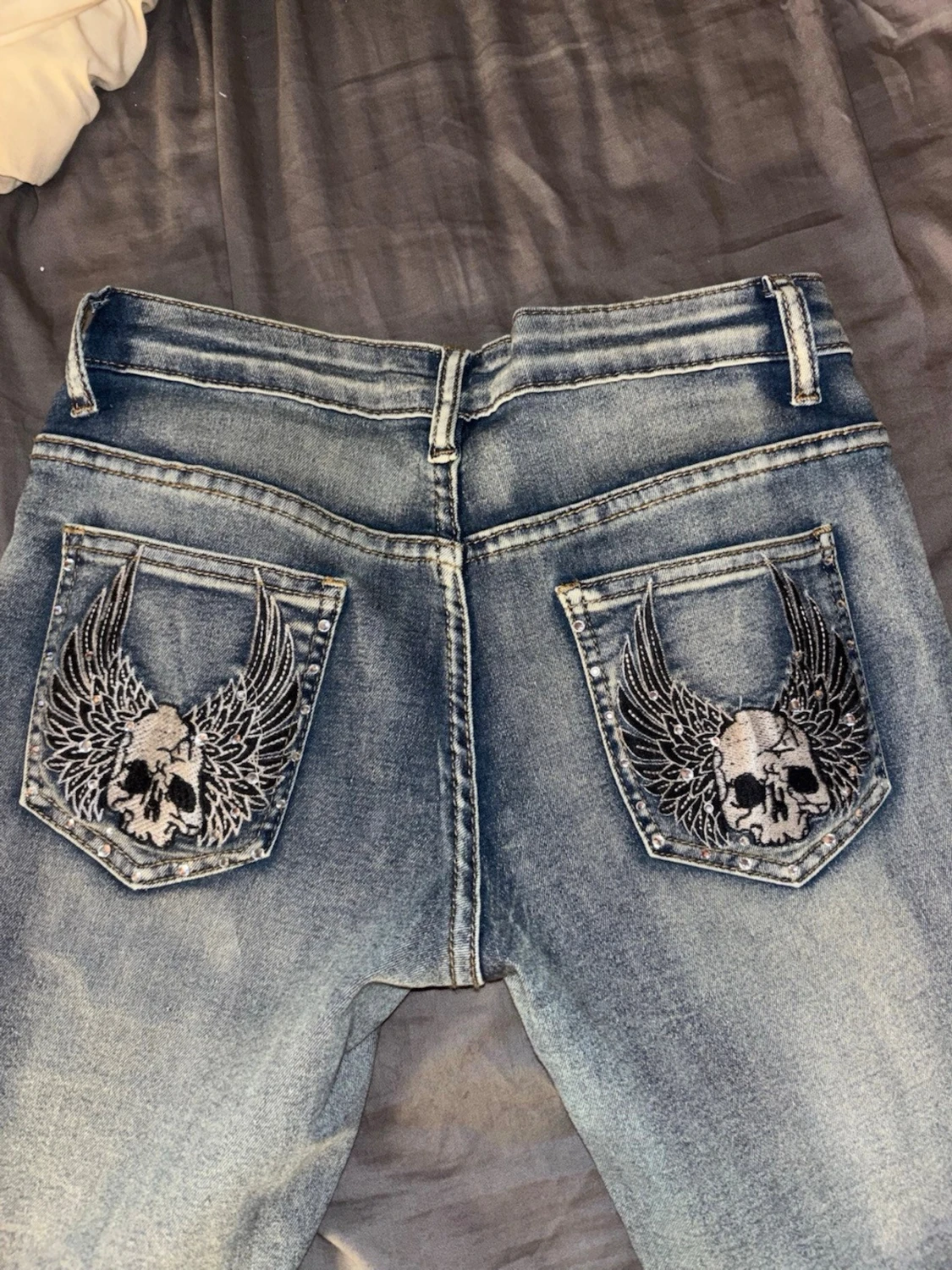 Blå bootcut jeans med broderade fickor - 2