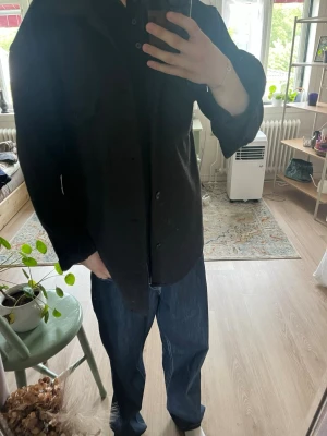 Svart oversized skjorta - Svart övershirt/jacka. Stor i modellen. 
