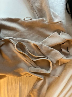 Beige kappa med knytskärp - säljer min beiga kappa från missäy, använt flitigt men den kommer ej till användning längre. 